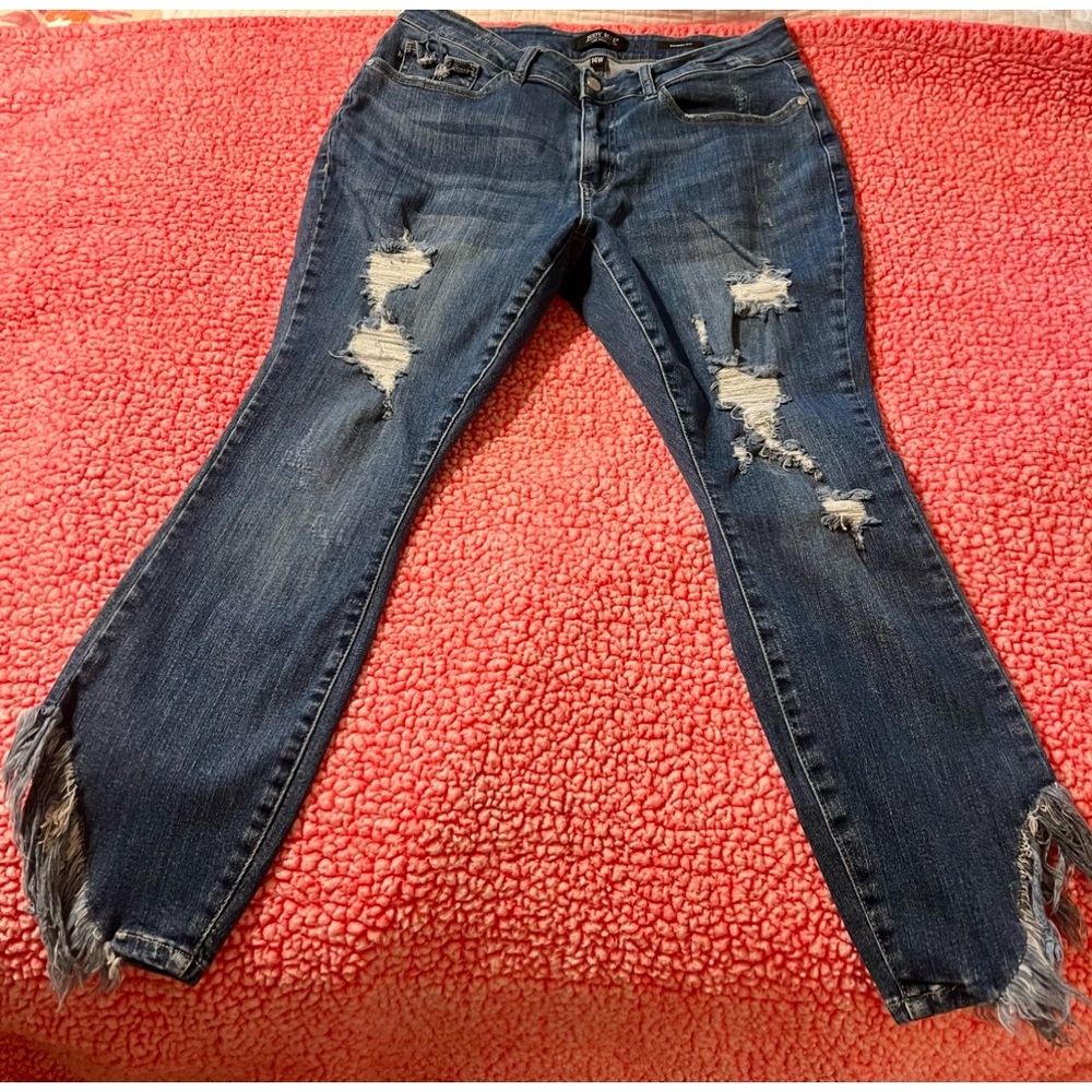 JUDY BLUE FRAYED LEG JEANS
